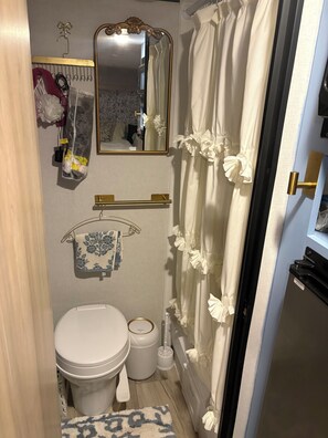 Bathroom - Wheeler Glamping Retreat in Blue Ridge (Blue Ridge)