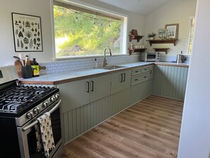 Coffee/tea maker, fridge, oven, stovetop