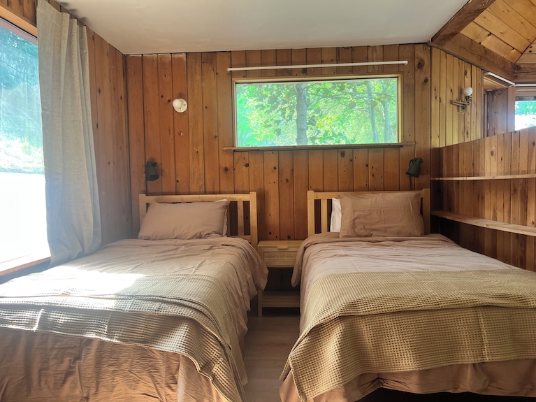 Riverfront Eagles Perch-15 Minute To Nelson-rustic Kootenay Cabin - Nelson