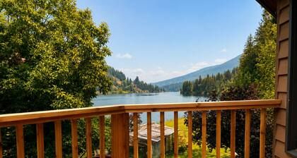 Riverside Eagles Perch-15 minute to Nelson-Rustic Kootenay Cabin