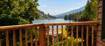 Riverside Eagles Perch-15 minute to Nelson-Rustic Kootenay Cabin