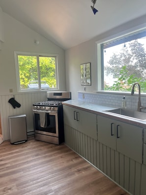 Coffee/tea maker, fridge, oven, stovetop