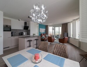 A modern apartment with a kitchen, dining area, and living space. - Sun-facing Apartment With Ijsselmeer Views (Makkum)