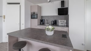 Apartment | Private kitchen - Sun-facing Apartment With Ijsselmeer Views (Makkum)