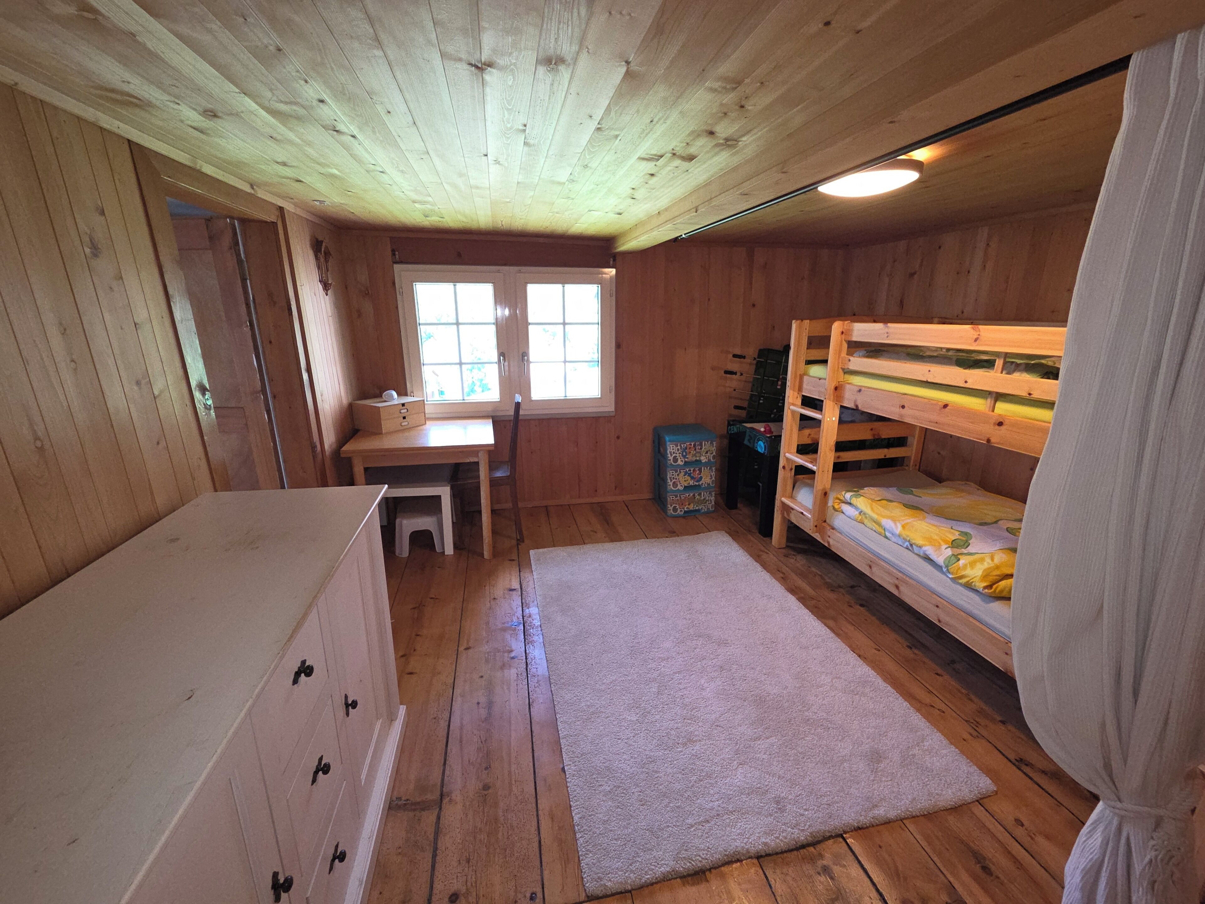 4 bedrooms, desk, bed sheets