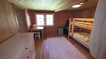 4 bedrooms, desk, bed sheets