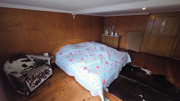 4 bedrooms, desk, bed sheets