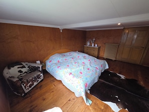 4 bedrooms, desk, bed sheets