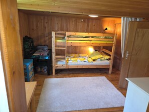 4 bedrooms, desk, bed sheets