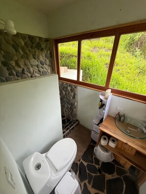 Bathroom - Unique Hilltop Cabin With Panoramic Views (Rivas)