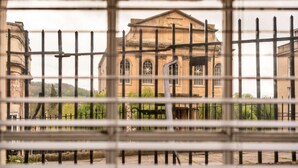 A building with classical architecture, featuring a central dome and arched windows, viewed through a barred window. - Peaceful Dorset Cottage for 4 (Bath)