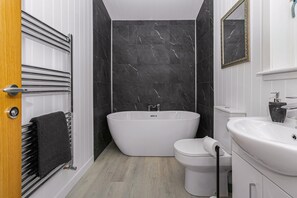Chalet | Bathroom | Bathtub - Scenic Perthshire Chalet With Sauna (Perth)