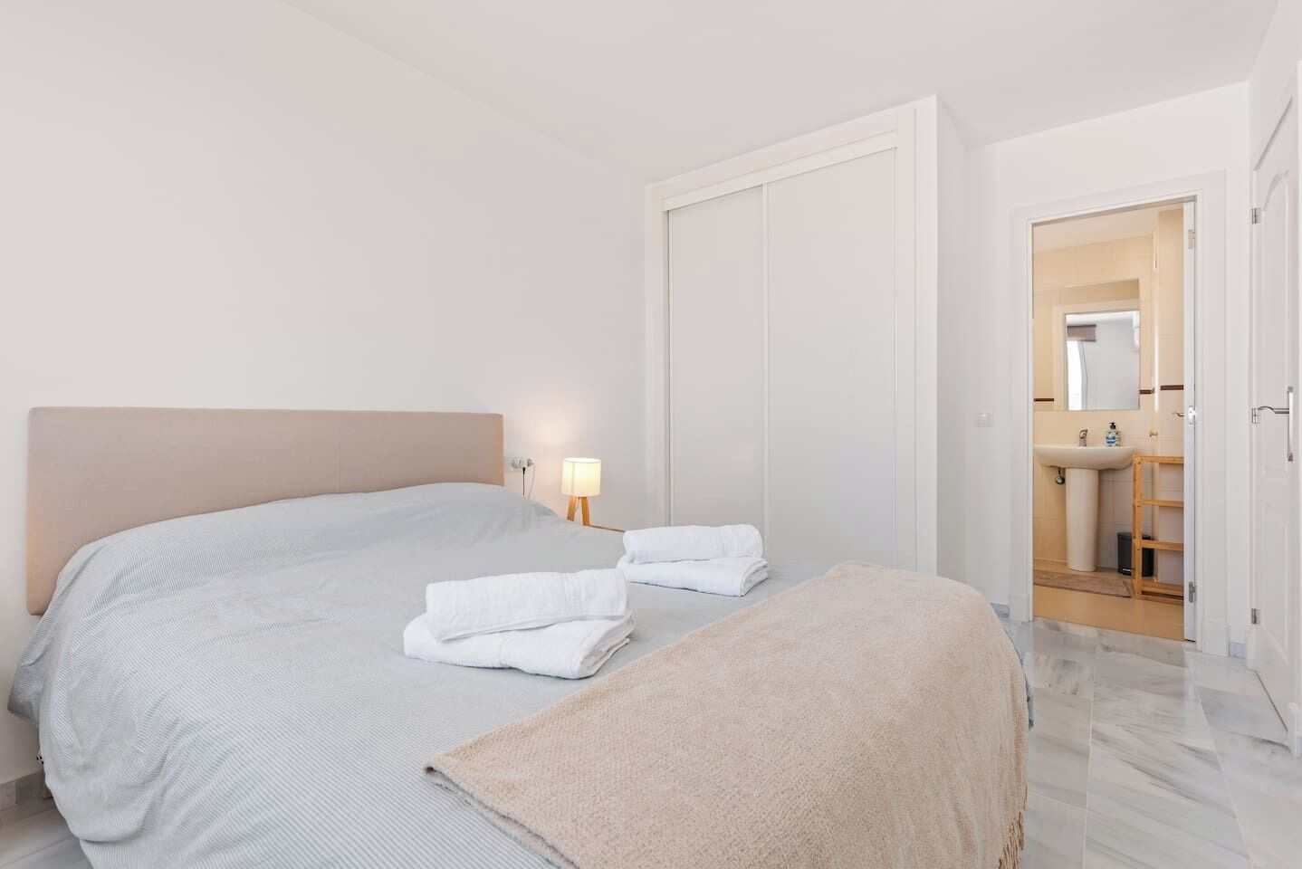 2 habitaciones, escritorio, tabla de planchar con plancha y wifi 