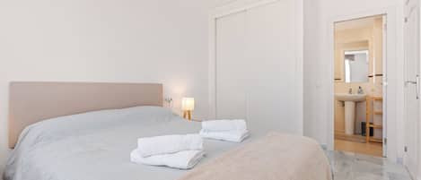 2 bedrooms, desk, iron/ironing board, WiFi