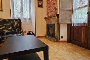Living area - Charming house in Cudillero, ideal for families of up to 6 guests and pets. With 3 bedrooms, including 2 with double beds and 1 with two single beds, it offers comfort and space for everyone. (Cudillero)