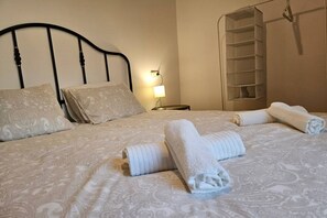 Room - Charming house in Cudillero, ideal for families of up to 6 guests and pets. With 3 bedrooms, including 2 with double beds and 1 with two single beds, it offers comfort and space for everyone. (Cudillero)
