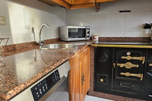 Microwave, dishwasher - Charming house in Cudillero, ideal for families of up to 6 guests and pets. With 3 bedrooms, including 2 with double beds and 1 with two single beds, it offers comfort and space for everyone. (Cudillero)