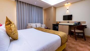 Deluxe Double Room Single Use | In-room safe, desk, laptop workspace, WiFi (free)