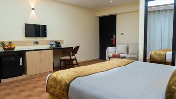 Deluxe Double Room Single Use | In-room safe, desk, laptop workspace, free WiFi