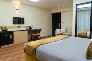 Deluxe Double Room Single Use | In-room safe, desk, laptop workspace, WiFi (free) - Crystal Heritage Inn (Dhaka)