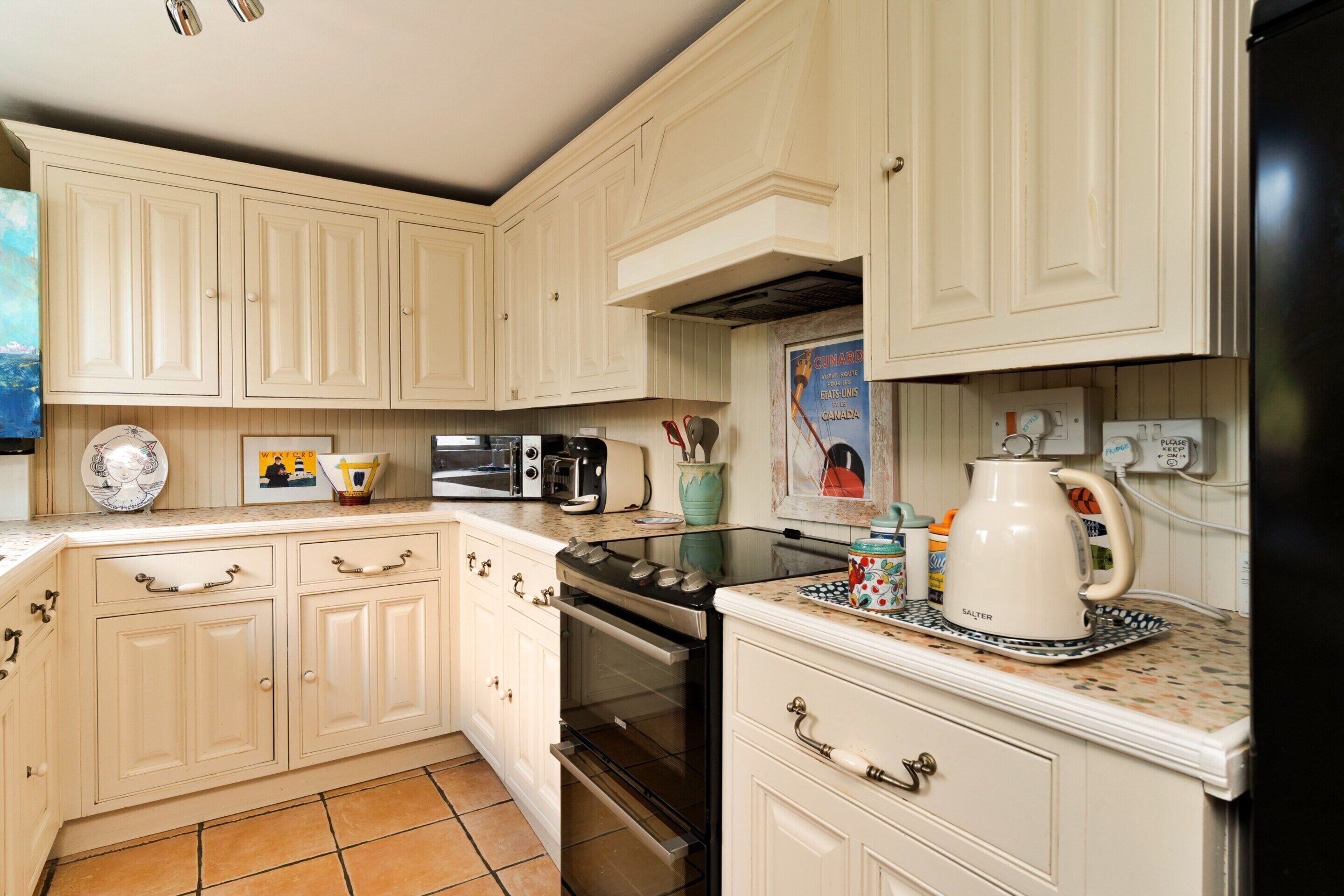 Cottage | Private kitchen | Coffee/tea maker, fridge, microwave, oven