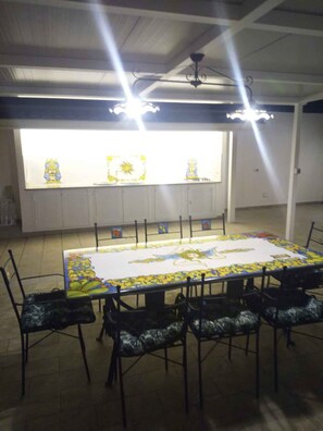 A conference room with a large table, chairs, and a whiteboard with colorful drawings. - Villa with garden and air conditioning (Santa Maria del Focallo)