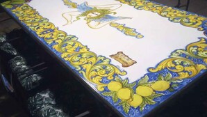 Une table ornée d’une bordure décorative et d’une illustration centrale représentant une fée.