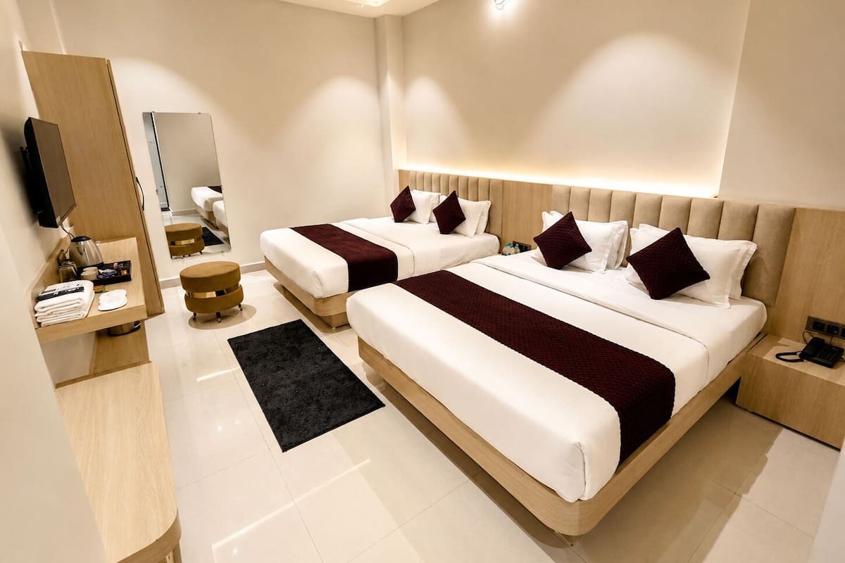 Quarto quádruplo | Escrivaninha, Wi-Fi de cortesia, roupa de cama