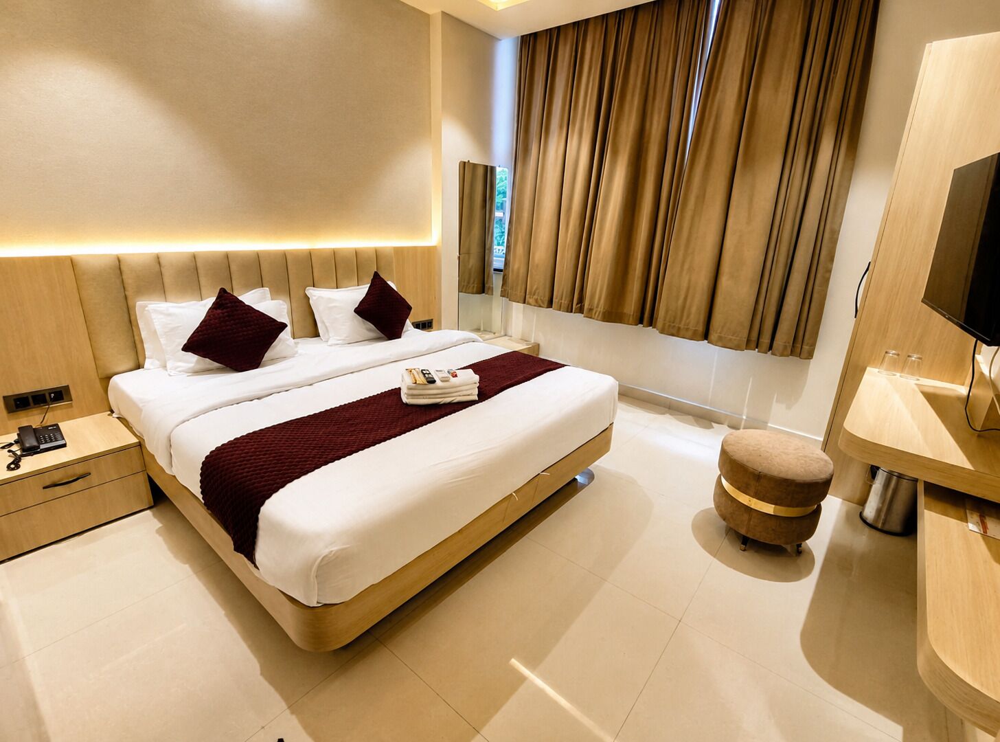 Quarto casal premium, vista para a cidade | Escrivaninha, Wi-Fi de cortesia, roupa de cama