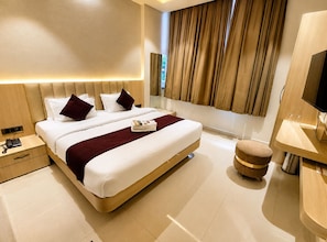 Quarto casal premium, vista para a cidade | Escrivaninha, Wi-Fi de cortesia, roupa de cama
