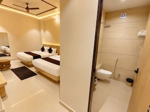 Shower, free toiletries, towels, soap - Hotel mewad (Ujjain)