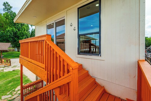 Lake 2-bdrm loft on EM Lake Azle with AC and access to lake, pool & jacuzzi