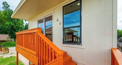 Lake 2-bdrm loft on EM Lake Azle with AC and access to lake, pool & jacuzzi