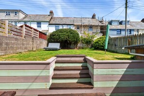 A residential property with a front yard, a staircase leading to the entrance, and a hedge. - Peaceful Lochside Retreat for 4 (Bude)