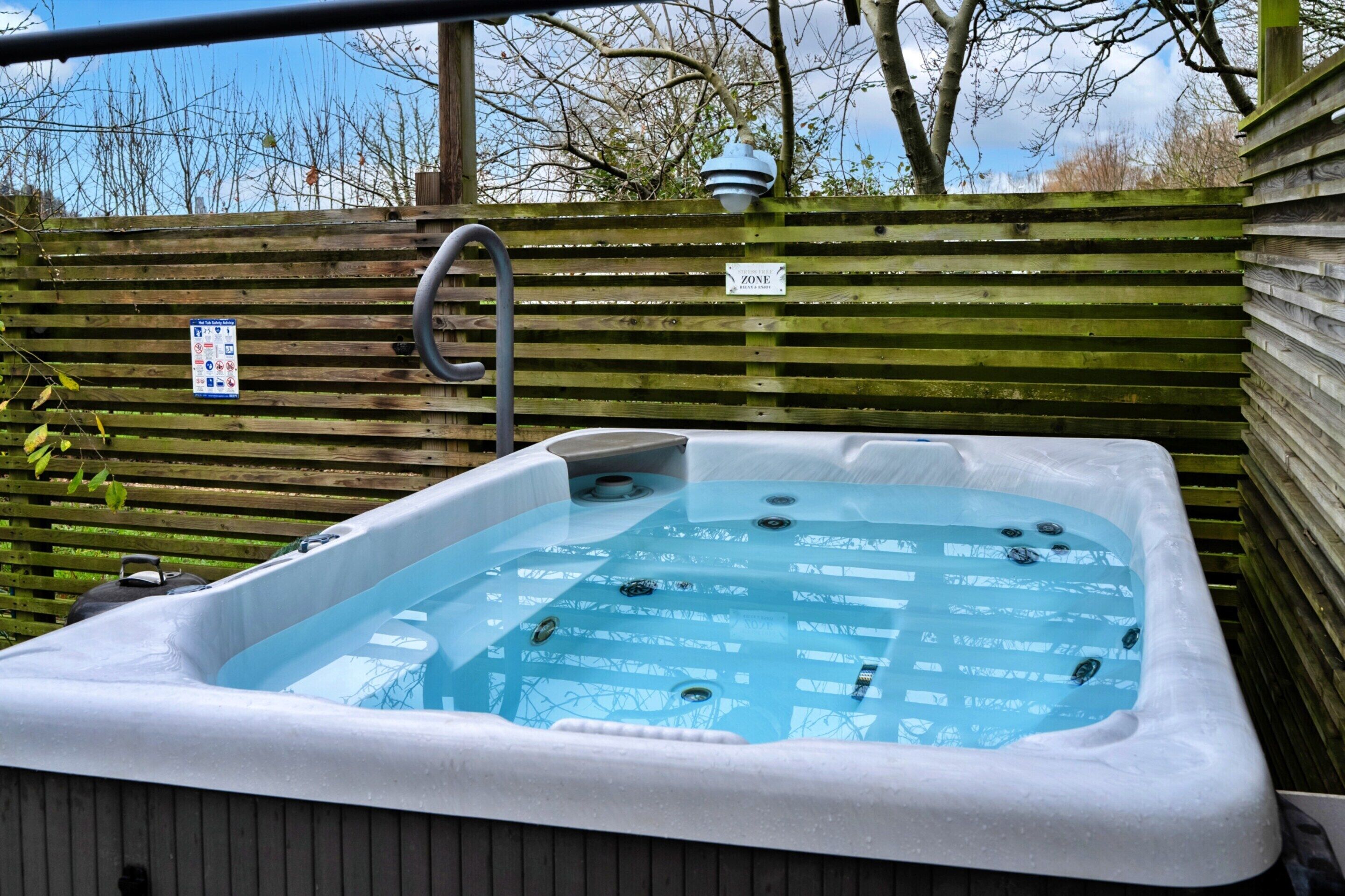 Ett bubbelbad med ett trästaket och en skylt som visar att området är en ”pressfri zon”.