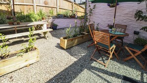 Outdoor dining - The Garden Rooms (Narberth)