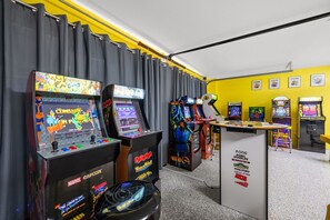 A room with arcade games, including Marvel and Frogger, and a ping pong table. - Minions - Arcade - Guest House - Villa - Pool & Spa 7521 (Kissimmee)