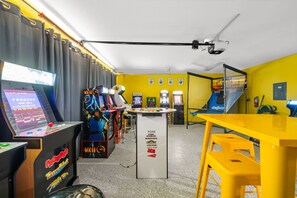 A room with arcade games, a ping pong table, and a yellow table. - Minions - Arcade - Guest House - Villa - Pool & Spa 7521 (Kissimmee)