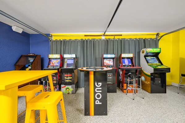 A room with arcade games, a ping pong table, and a yellow table. - Minions - Arcade - Guest House - Villa - Pool & Spa 7521 (Kissimmee)