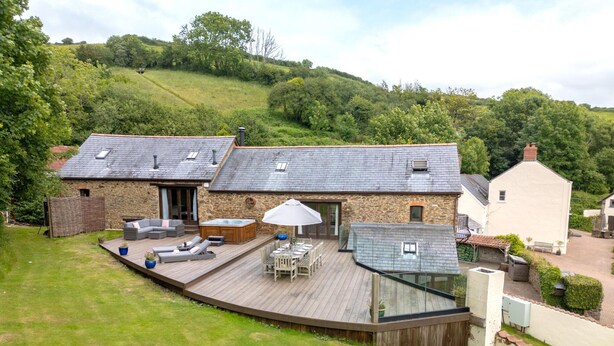 A house with a deck, outdoor seating, and a hot tub. - Retreat With Valley-view Deck (Ilfracombe)