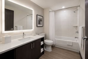 Secadora de cabello, toallas, jabón, papel de baño 