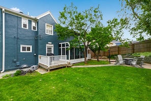 Outdoor dining - 4BR Modern Retreat w/ Sunroom, Massage Chair & Backyard Oasis by UNMC/VA/Zoo (Omaha)