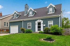 Exterior - 4BR Modern Retreat w/ Sunroom, Massage Chair & Backyard Oasis by UNMC/VA/Zoo (Omaha)