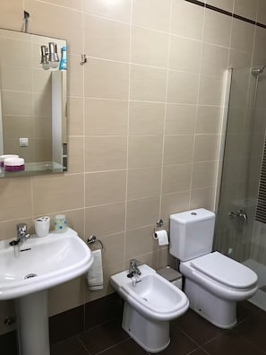 Dusche, Haartrockner, Bidet, Handtücher