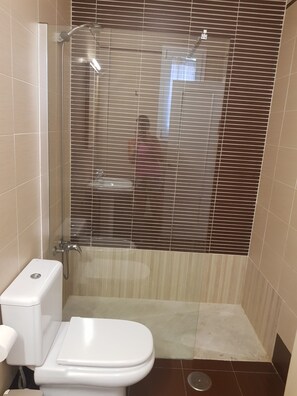 A bathroom with a shower, toilet, and sink. - WONDERFUL APARTMENT IN FUENTEBRAVIA BEACH (El Puerto de Santa María)