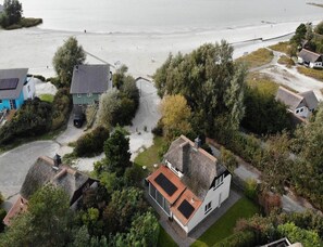 Ein Küstenwohngebiet mit Häusern, einem Strand und einer Straße.