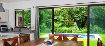 Family home, spacious 4-bedroom house in Playa Junquillal with AC