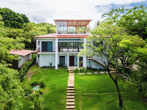 Family home, spacious 4-bedroom house in Playa Junquillal with AC