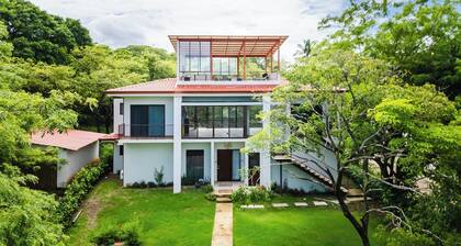 Family home, spacious 4-bedroom house in Playa Junquillal with AC