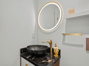 Douche, sèche-cheveux, bidet, serviettes fournies